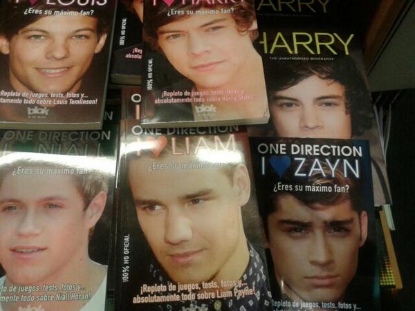 choconfire's tweet photo. JAJAJAJJAJAJAJAJAJJAJAJAJJAJAJAJJAJ ME PELO. LIBROS DE ONE DIRECTION ! ES LO ULTIMO http://t.co/vFYw2MyZHV