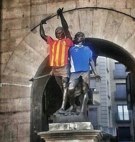 Se extiende la moda de las camisetas de fútbol en las estátuas (futbol)