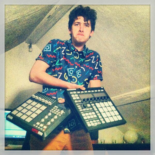 Aujourd'hui on taf' les séquences pour les lives à venir! Tiens-toi prêt!
#gangsta #80's