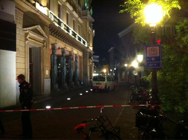 MariettePostma's tweet photo. Leuk in Utrecht. Alles afgezet vanwege ontruiming kraakpand. http://t.co/1EyidifXNj