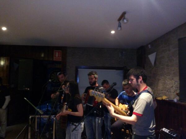 CSerrella's tweet photo. Estem gaudint de la bona música de @el_diluvi al @lua_banyeres. Genials! http://t.co/2kmjjhHlgm