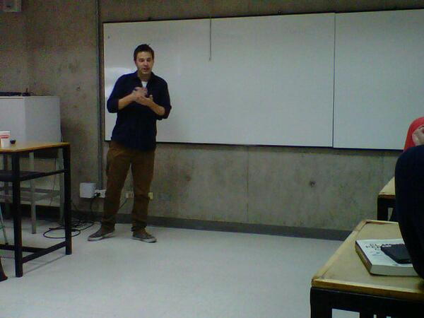 MCOMUDD's tweet photo. @paulbeelen haciendo clases al nuevo grupo #MCOM http://t.co/AcUB2e5zRl