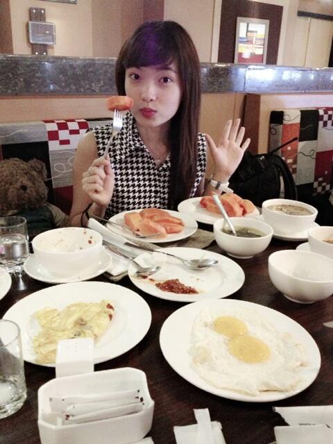 El_Twibi's tweet photo. Itu dimakan sendirian? "@deadtrunk: Piringnya @Angel_ChiBi banyak benerrrr http://t.co/XRm7TfRWN0"