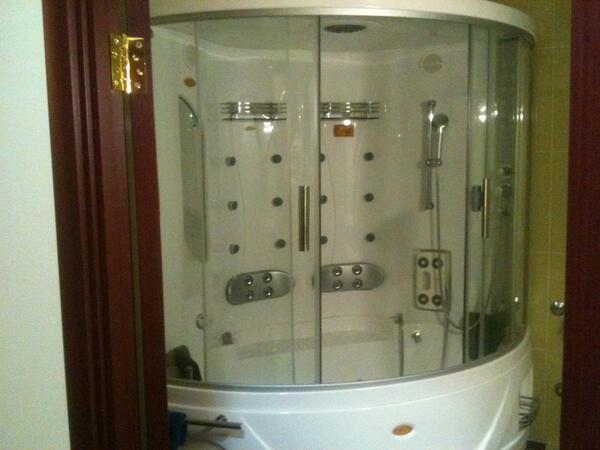 MKlaponski's tweet photo. Where's an engineer when you need one? #croatianhotelshowerproblems #toomanyoptions #firstworldproblems http://t.co/H3GenC5cDX