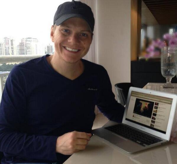 micheltelo67's tweet photo. To aqui no YouTube respondendo vcs! É incrível compartilhar esse momento. Feliz demais q ta todo mundo amando "Maria" http://t.co/0XMl1tUqCM
