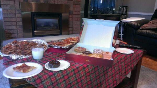 Maggiacomo93's tweet photo. 2 pizzas and 12 donuts, party for 2?  @Brellz01 #CheatDay http://t.co/kwp7U3LM2r