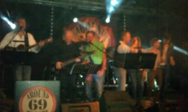 WieneZeldam's tweet photo. Gezelligheid in de tent bij @WieneZeldam  #morgenweer #wewantmore http://t.co/T6ZOACYl9N