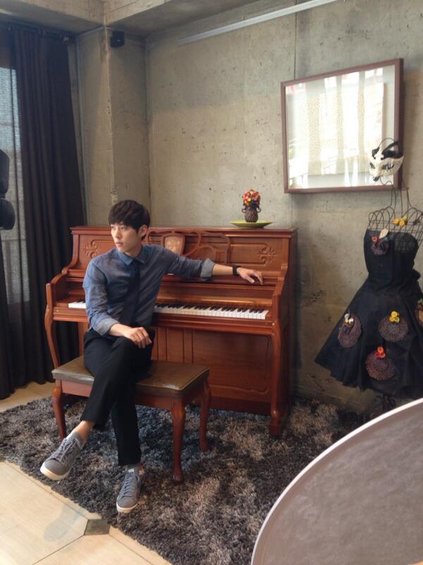 sunghyun_baek's tweet photo. 예능 '우리가 간다' 촬영차 영국으로 출국합니다~ http://t.co/j0f4Ncloar