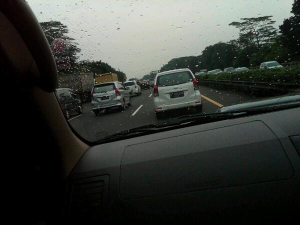 K45y43f's tweet photo. Ujan..mcet..emosi tngkt tggi http://t.co/2hkFoLQ9iX