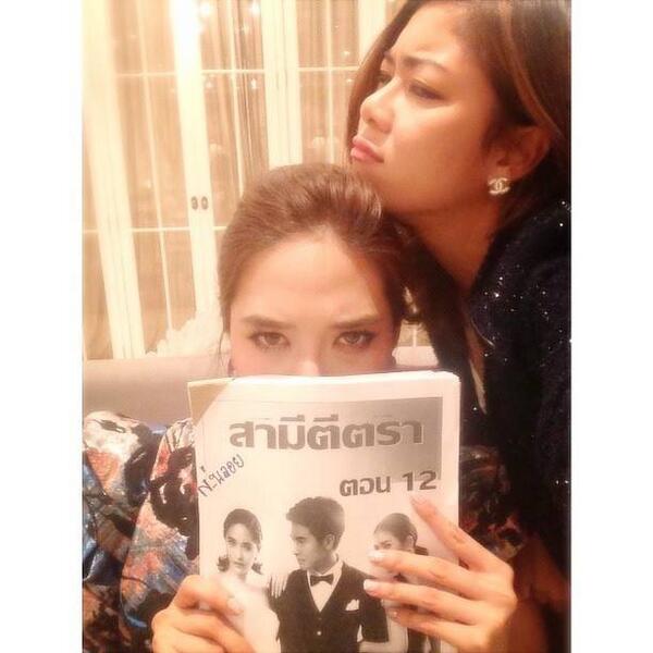 Instagram_ufo's tweet photo. นางชวนมากินข้าว แต่นางมานั่งอ่านบท ขยันนนมากเบยย ผู้จัดคะ มอบรางวัลด่วน http://t.co/S9mWj2iajM