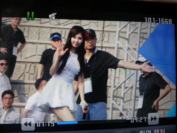[PIC][25-05-2013]TaeTiSeo biểu diễn tại "Kyungbok Alumni Festival" ở trường THPT Kyungbok vào chiều nay BLGQYDNCMAA26yy