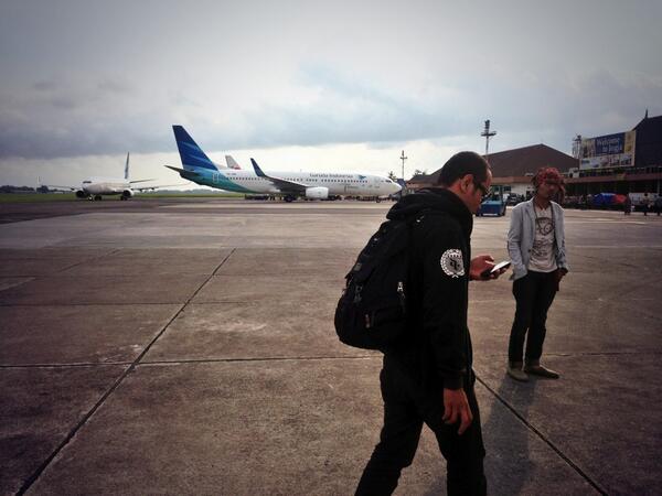 naviculamusic's tweet photo. Halo Yogya! Seyogyanya kami akan main di @locstockfest2, di stadion maguwoharjo jam 8 http://t.co/d48WtUk4fP