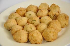 Pempek adaan seperti otak-otak digoreng , dibuat dari ikan segar dan dicampur bawang merah.