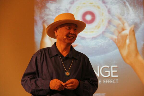 피닉스에서 '체인지'시사회와 강연이 있었습니다. 개인과 가정과 사회와 인류가 하나의 자기장,하나의 에너지로 연결되어 있음을 체험하고 자각하는 것이 CHANGE의 시작입니다