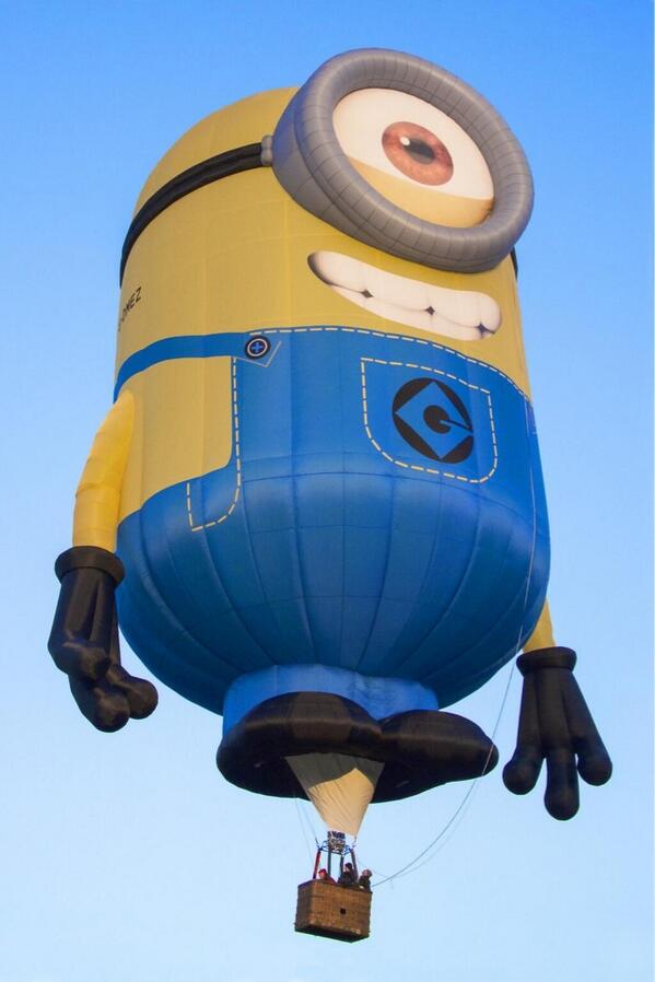 AmethystPooja's tweet image. Omygod je kijkt dan plotseling uit je raam en ziet mainstreet opeens boven je huis vliegen in deze ballon :OO