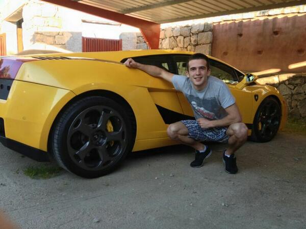 Sofsofgar's tweet photo. El nuevo coche de @pipecabesita http://t.co/x0vzV7PrGE