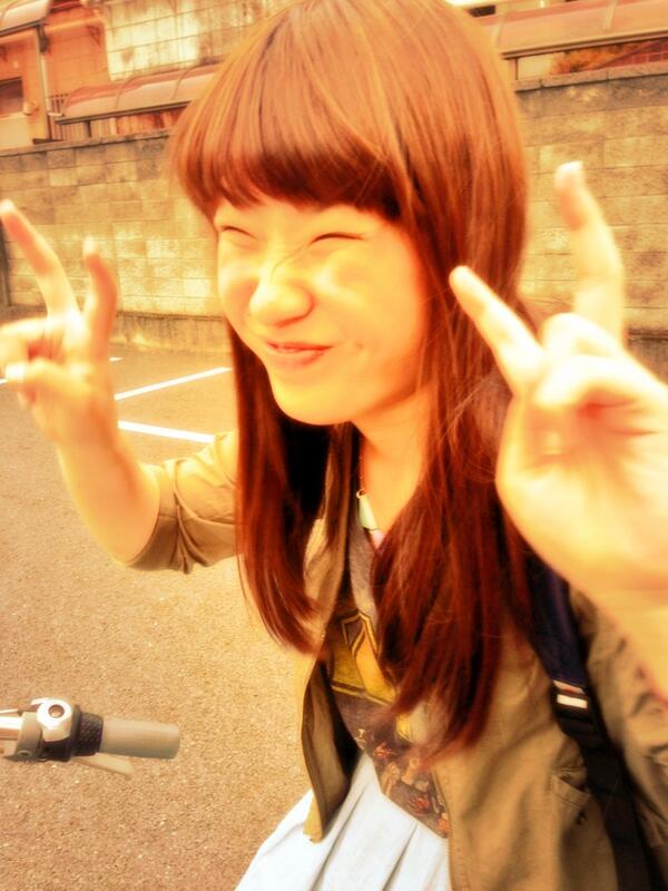 A0907Kitty's tweet photo. 前からチャリンコに乗って口の周りにチョコレート付けて走ってるバカだと思ったらみーこでした。 http://t.co/dqP48xDJcK