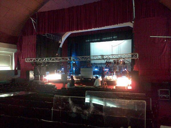 Armando el escenario en el Teatro Plaza para la función de esta noche en Mendoza!