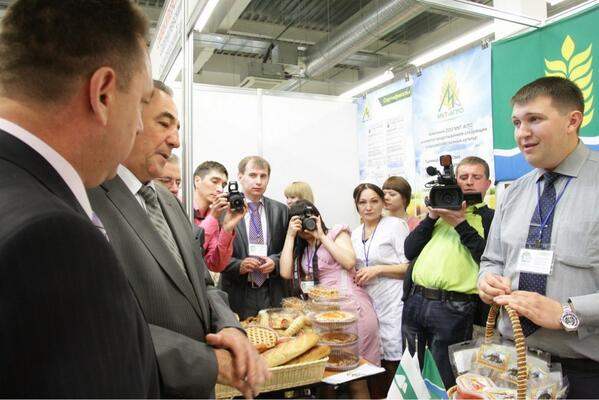 Фото с выставки: презентация собственной продукции губернатору Курганской области Богомолову О.А. <a href="/bogomolov_oa/">Олег Богомолов</a>