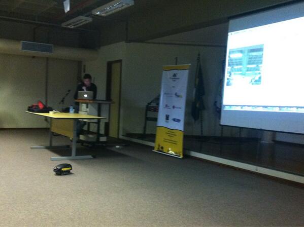 italorossi's tweet image. @marcelorange mostrando o ROBOpi, robo feito com raspberry e Python! #PythonNordeste
