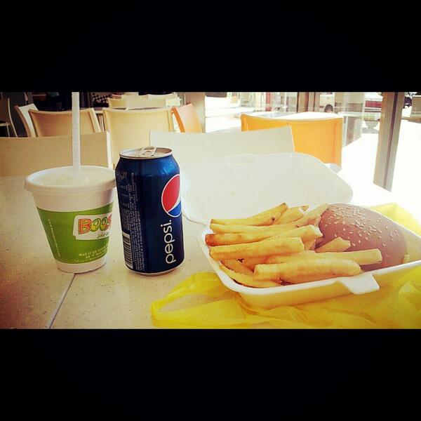 eungury12's tweet photo. 햄버거..먹어도질리지않는 이유는..칩스..힝<3<3 http://t.co/PvcpxoCGDv