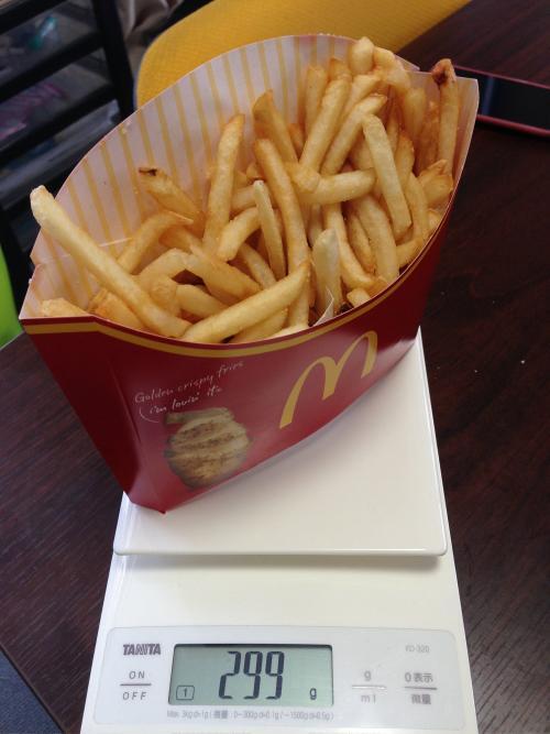 positivetarou's tweet photo. 新事実が判明！　マクドナルド『メガポテト』の本数と量を調べてみたら実際はMサイズ2個分だった http://t.co/GHI3g4UFlS http://t.co/tZh8t035bM