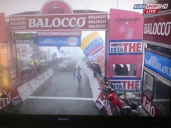 Dentro una bufera di neve Nibali #squalodellostretto  vince sulle tre cime di Lavaredo. Grandioso