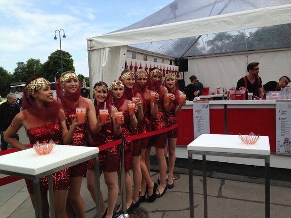 campari_at's tweet photo. Unsere Campari Hostessen! Es besteht immer noch die Chance auf zwei Karten! http://t.co/hq1KNj3QaG #Lifeball http://t.co/hfmwtlNUlH