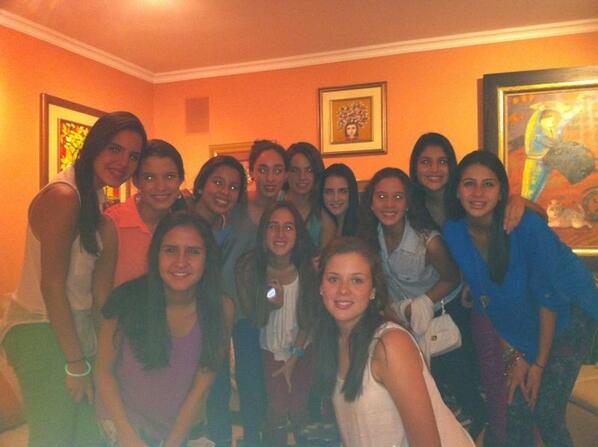 Mlorenacansing's tweet photo. Amigas no, hermanas si💘 @rominagarciaf @paulabaquerizo1 @Pauliheinert @monchita_la @sofimanriquea @fiorellafj http://t.co/NrcnDKfgh9