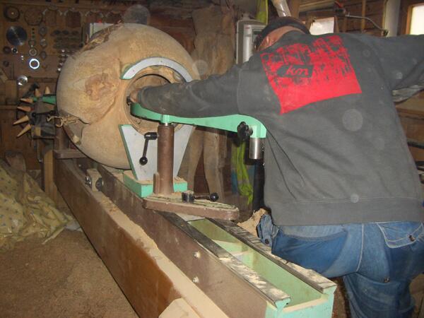 Nicht zum Bowlen gedacht? Eine Riesenholzkugel wird gedrechselt und ausgehölt.