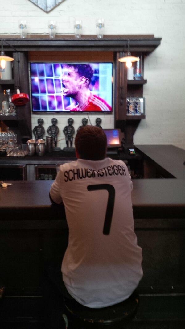 Sorockin88's tweet photo. My boy @bjash getting in the zone before the big game #championsleaguefinal http://t.co/sF5Bt7q7hS