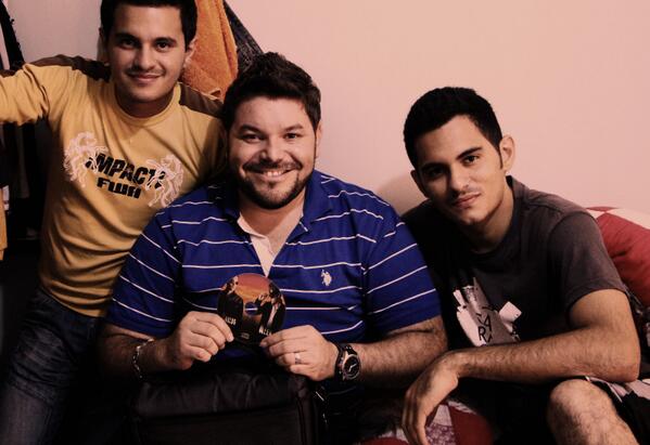 jpcarlosyalex's tweet photo. Compartiendo en Casa con Nuestro Amigo @kerwinmarquez. http://t.co/qnpwgGe2le
