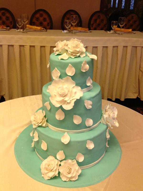 Cake_Co_'s tweet image. After a stressful drive, made it safely to the venue! #weddingcake #avoidspeedbumps
