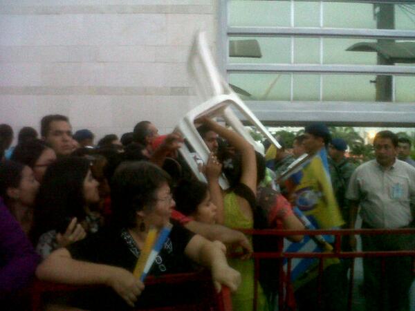 Expresoec's tweet image. Se registra aglomeración en la explanada del #MAAC en #sesionpopular de #Correa. Vía @dani_solorzano