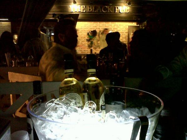guayeye's tweet photo. En Vivo y en Directo desde el Aniversario del @theblackpub http://t.co/lZNvFRK0l2