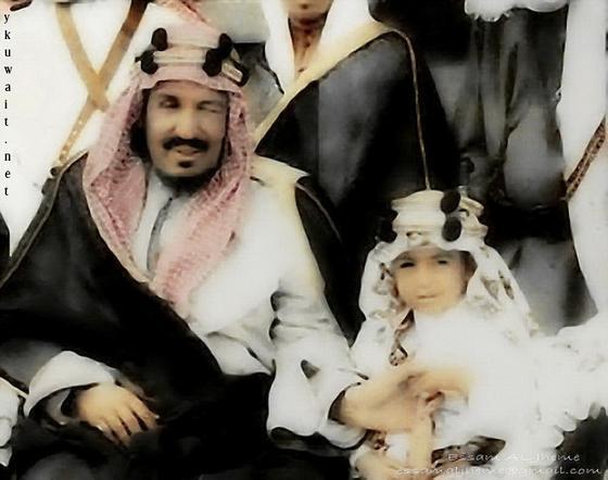 Prins_salman's tweet photo. احدى صور سموه الكريم وهو طفل في حضن والده جلالة الملك عبدالعزيز http://t.co/kDwwqPBmL5
