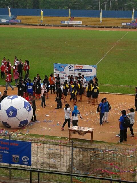 kmanggraeni's tweet photo. Akhir turnamen sepakbola siswi antar SMA/SMK seJkt. Juara 1 SMKN20, Juara 2 SMAN 95, Juara 3 SMKN 27 @PlanIndonesia http://t.co/TVcP0rXTVw