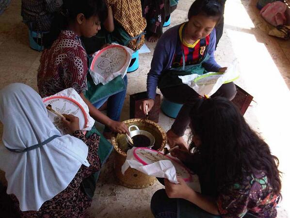 PiwulanganSemar's tweet photo. Wiiih... Senangnya belajar #membatik bersama @batiksemar @sahabatanak @mustekstil01 http://t.co/gqStwiEQeI