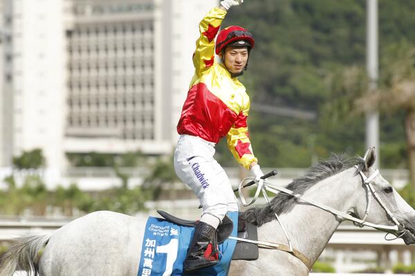 CALIFORNIA MEMORY easy to grab his first win over Sha Tin 2400M in #ChaterCup.  bit.ly/111ducS