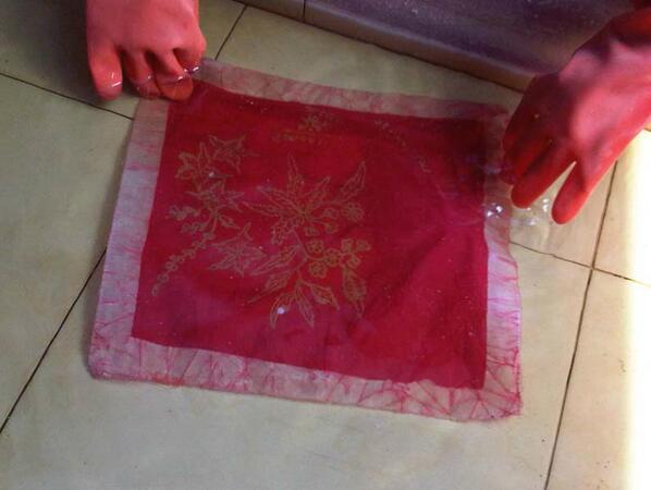 PiwulanganSemar's tweet photo. Warna merah muda untuk sapu tangan pertamaku http://t.co/vgENs7W38F