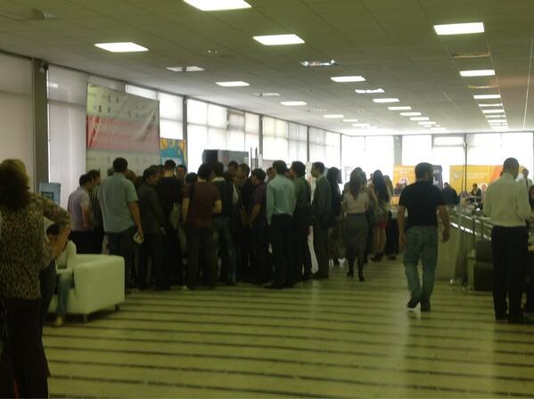 noeddfound's tweet image. Толпа порождает толпу. Народ облепил какого-то спикера. #rmweek