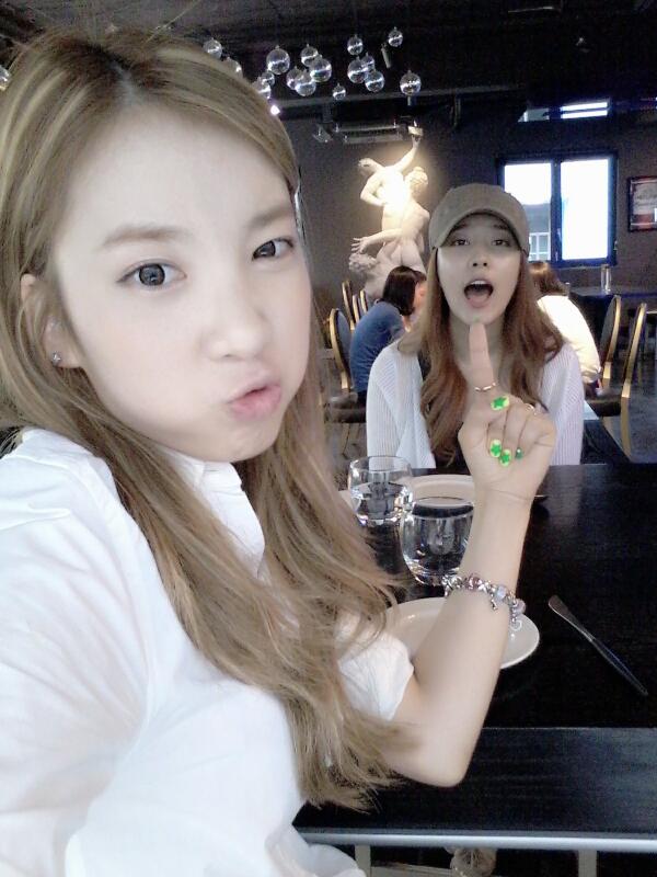 Jisook718's tweet photo. ㅋㅋㅋ이러다가 헤도니즘 아지트되겠넹ㅋㅋㅋ"@No_Eul: "@Jisook718: 밥먹으러왔어요오~ 신난다아아아~ http://t.co/NpOK4FKgZO" 언니 표정 왜 졸려보일까....ㅋㅋㅋㅋ"