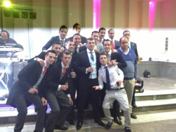 JesusDuMar's tweet photo. Los niños con el novio! http://t.co/Tzhx3WlND2