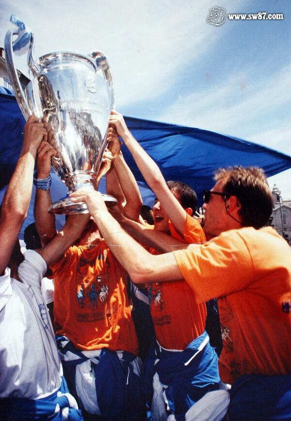 Winners1987's tweet photo. En France, il n'y a que les supporters #Marseillais pour avoir des photos avec une Ligue des Champions... #26mai1993 http://t.co/EolVF7g1CT