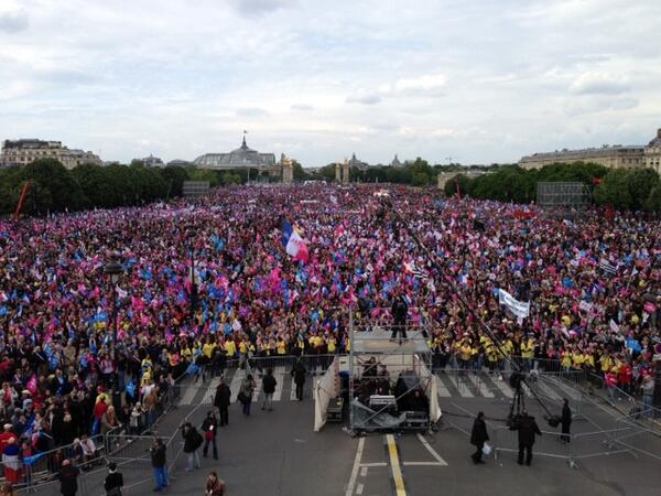 SyndicatFamille's tweet photo. L'esplanade des Invalides bleu-blanc-rose de monde !

#AbrogationMaintenant
#AbrogationMaintenant http://t.co/lWDpo00XUq