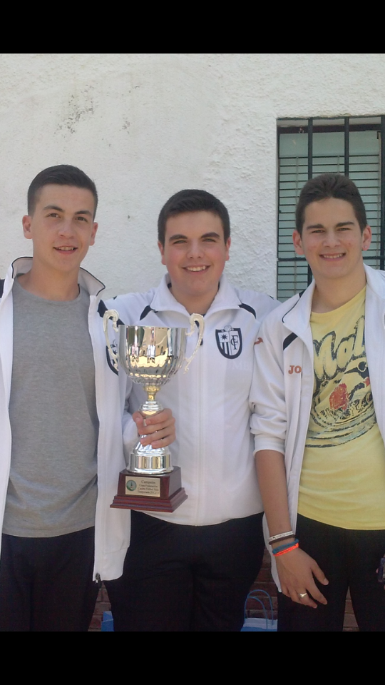 Javieralcaide_7's tweet photo. Q bien nos despedimos de cadetes #FUTURO jajaja @josemaria_esp9 @kisco97 http://t.co/Tanq3LaP7v