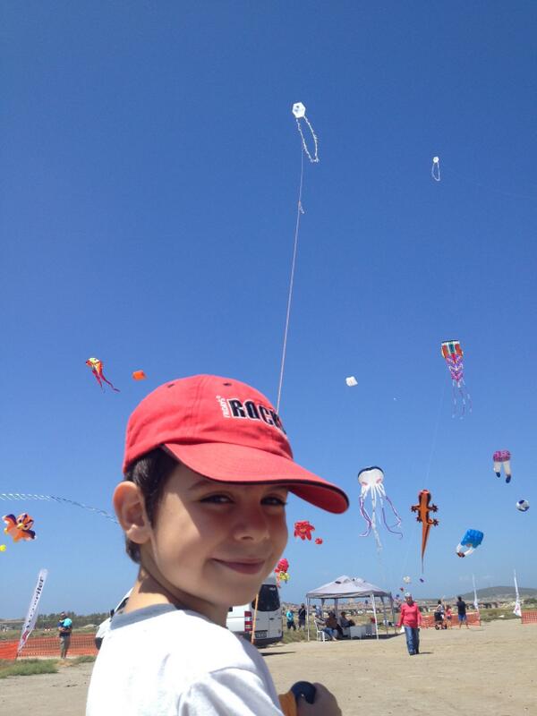 FlyMeKiteFest's tweet photo. Emre, büyüdüğünde yüzünde aynı gülümseme ile hatırlayacağı harika bir gün yaşıyor! http://t.co/5CHMz0c3zC