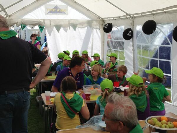 UK Chief Commissioner eating lunch with @kdscouts at @cubjam2013