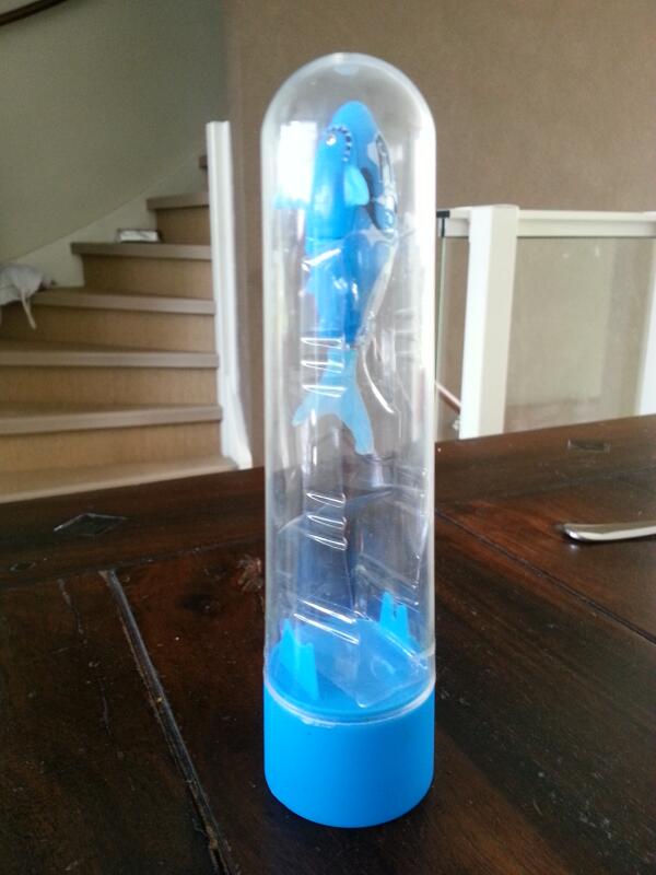 kaatjeq's tweet image. Wel een vreemde verpakking voor een speelgoed vis?! #robovis