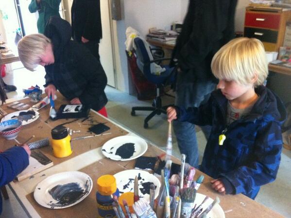 AndersEducatief's tweet image. Workshop 'Zwart' tijdens #udafestum. Zwart mengen met rood, blauw en een beetje geel en een schilderijtje maken.
